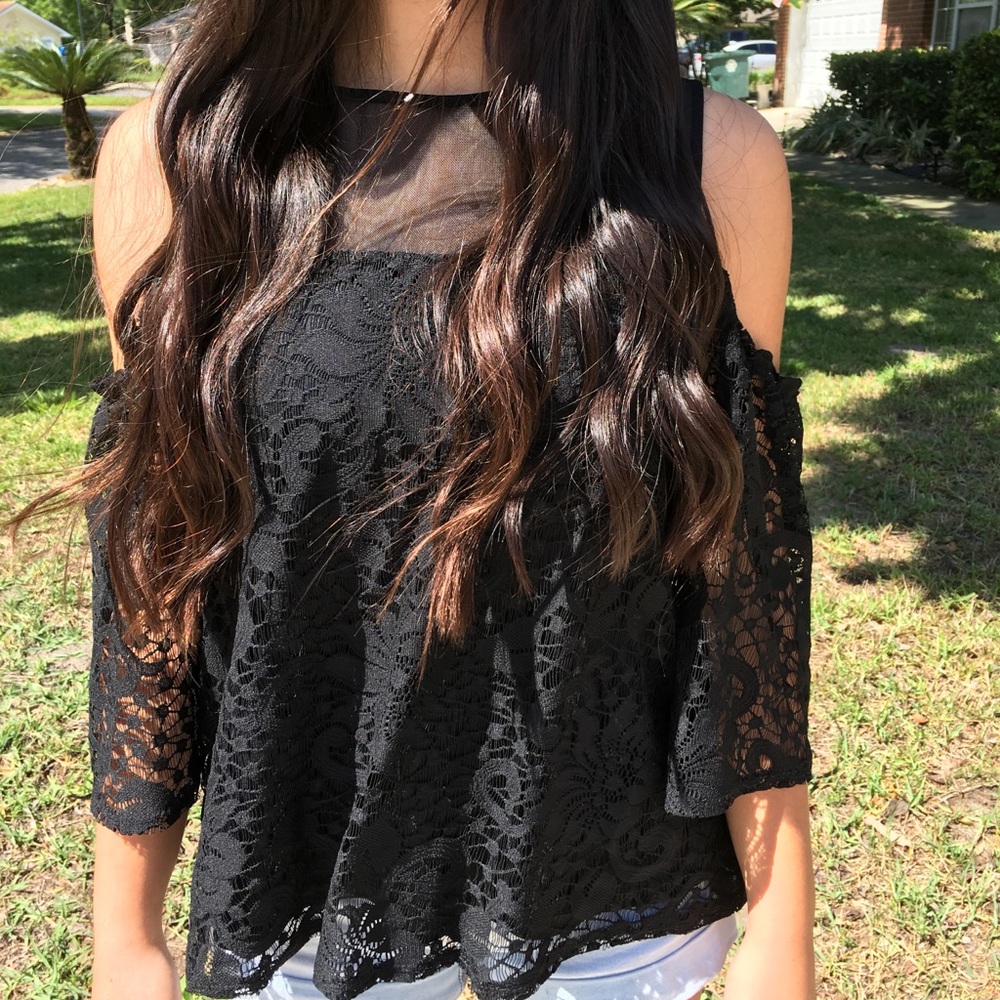 COLD SHOULDER LACE TEE